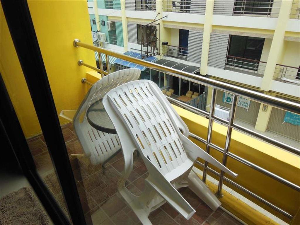 Boomerang Guesthouse And Bar Pattaya Exterior foto